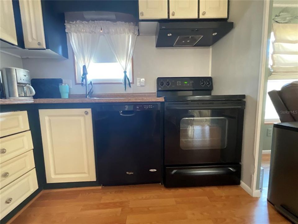 For Sale: $189,500 (2 beds, 2 baths, 1100 Square Feet)