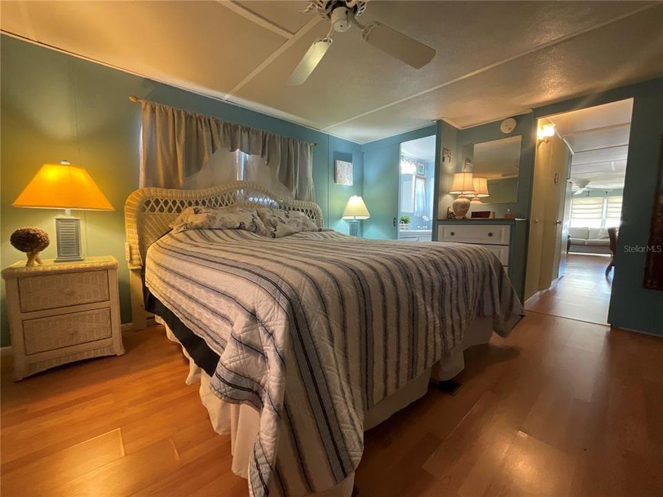 For Sale: $189,500 (2 beds, 2 baths, 1100 Square Feet)