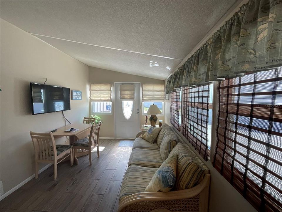 For Sale: $189,500 (2 beds, 2 baths, 1100 Square Feet)