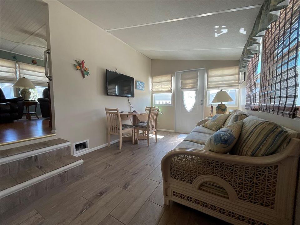 For Sale: $189,500 (2 beds, 2 baths, 1100 Square Feet)