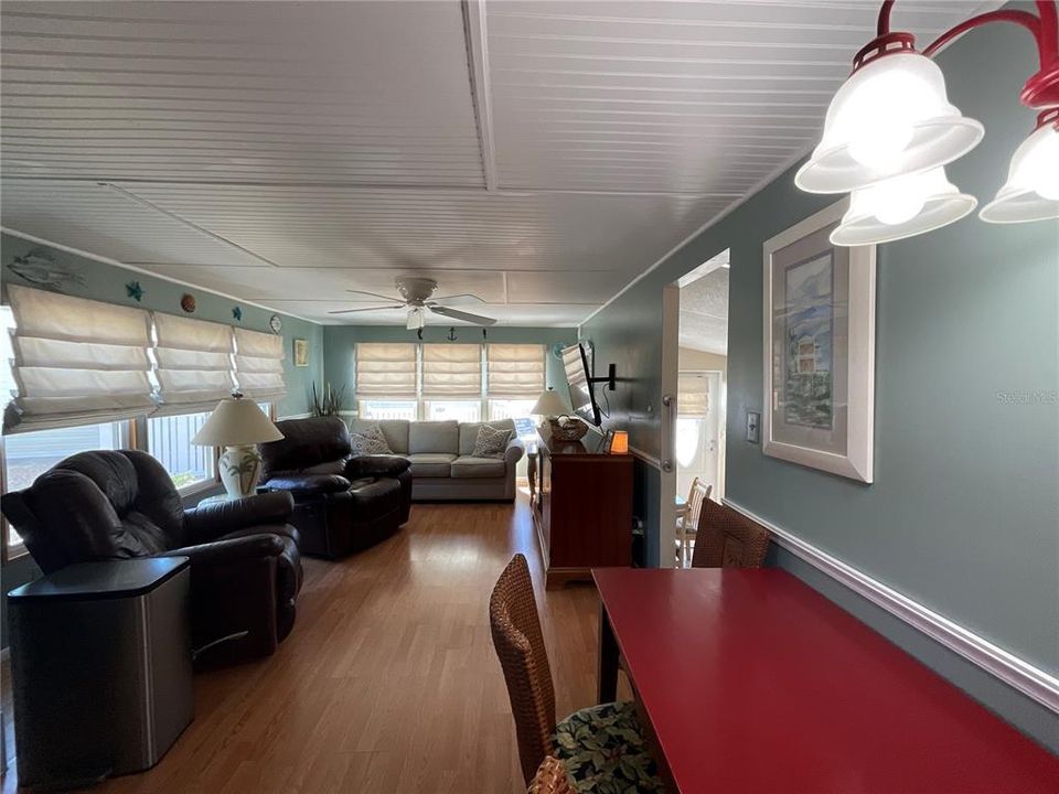 For Sale: $189,500 (2 beds, 2 baths, 1100 Square Feet)