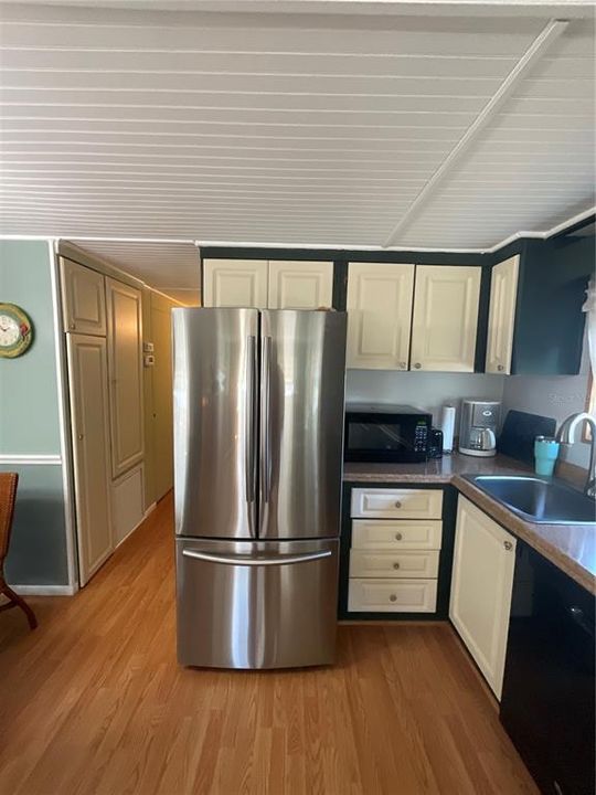 For Sale: $189,500 (2 beds, 2 baths, 1100 Square Feet)