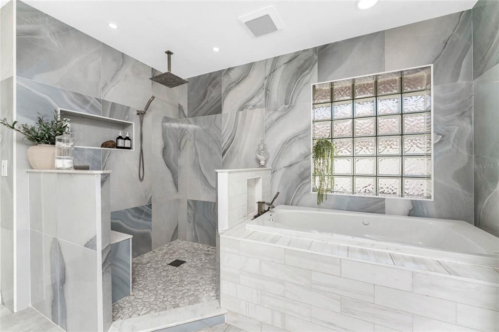 合同活跃: $475,000 (3 贝兹, 2 浴室, 1985 平方英尺)