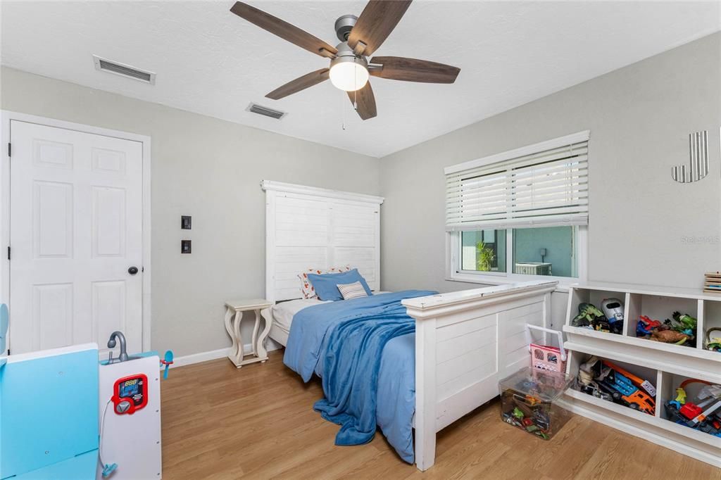 合同活跃: $475,000 (3 贝兹, 2 浴室, 1985 平方英尺)