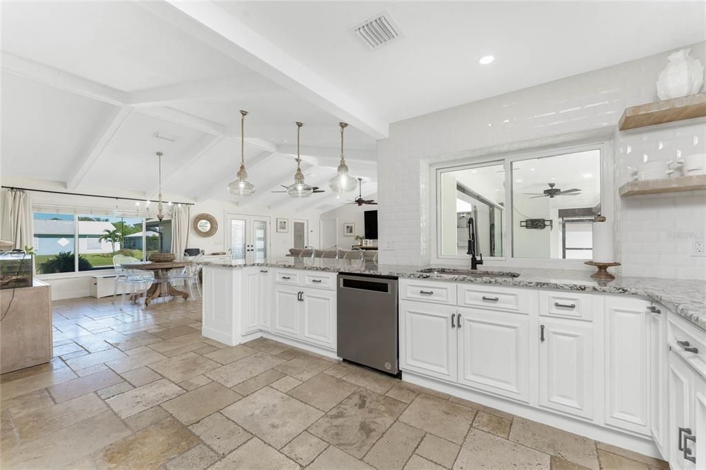 合同活跃: $475,000 (3 贝兹, 2 浴室, 1985 平方英尺)