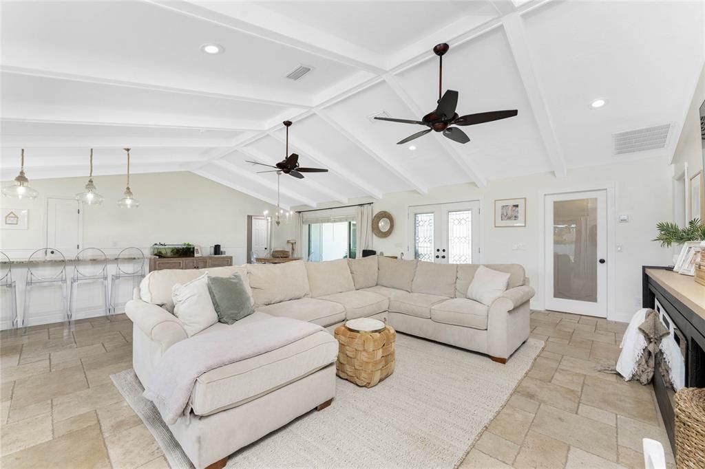 合同活跃: $475,000 (3 贝兹, 2 浴室, 1985 平方英尺)