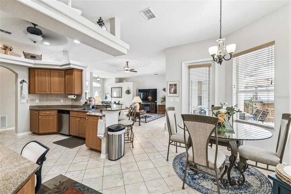 На продажу: $319,900 (3 спален, 2 ванн, 1989 Квадратных фут)