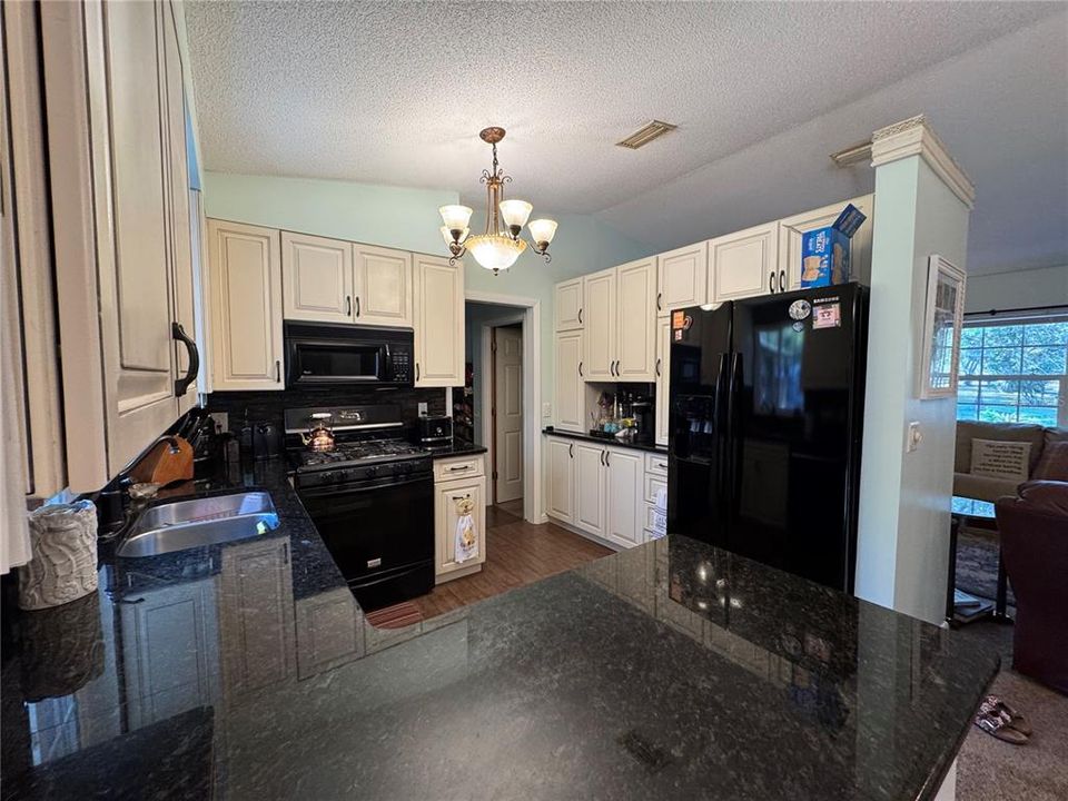 На продажу: $439,900 (3 спален, 2 ванн, 1300 Квадратных фут)