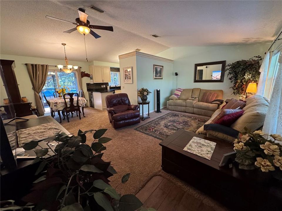 На продажу: $439,900 (3 спален, 2 ванн, 1300 Квадратных фут)