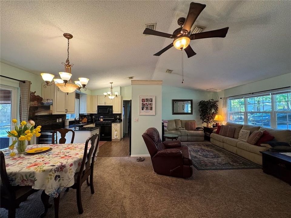 На продажу: $439,900 (3 спален, 2 ванн, 1300 Квадратных фут)