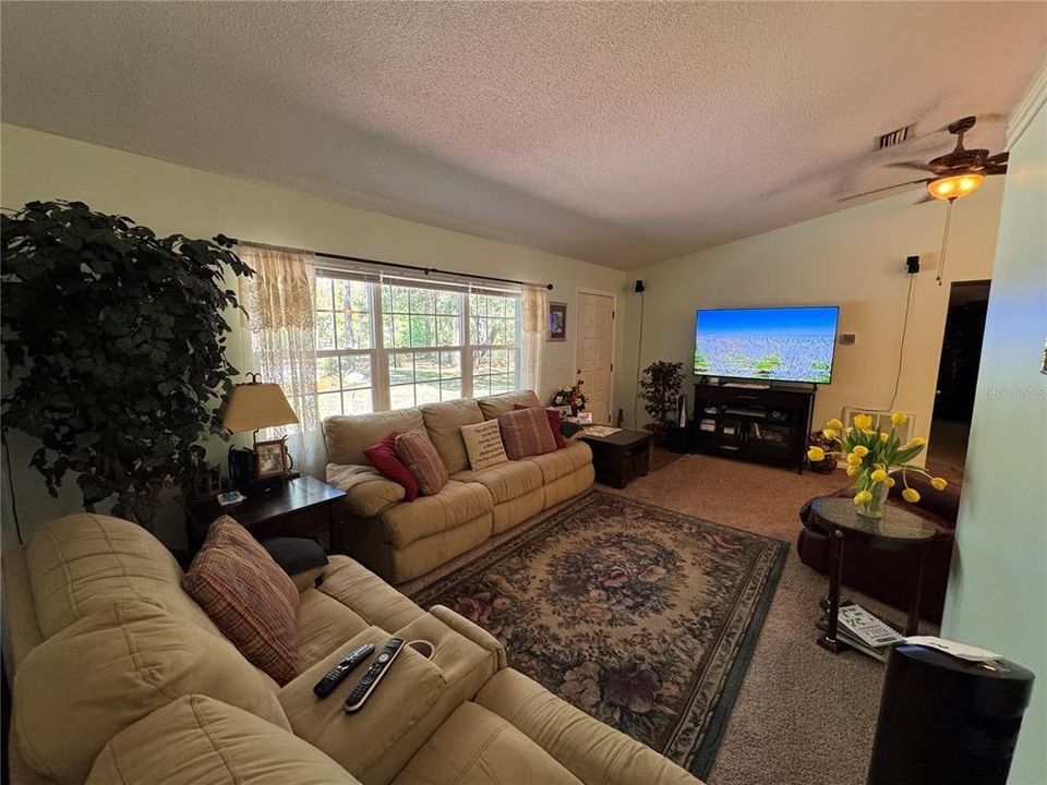 На продажу: $439,900 (3 спален, 2 ванн, 1300 Квадратных фут)