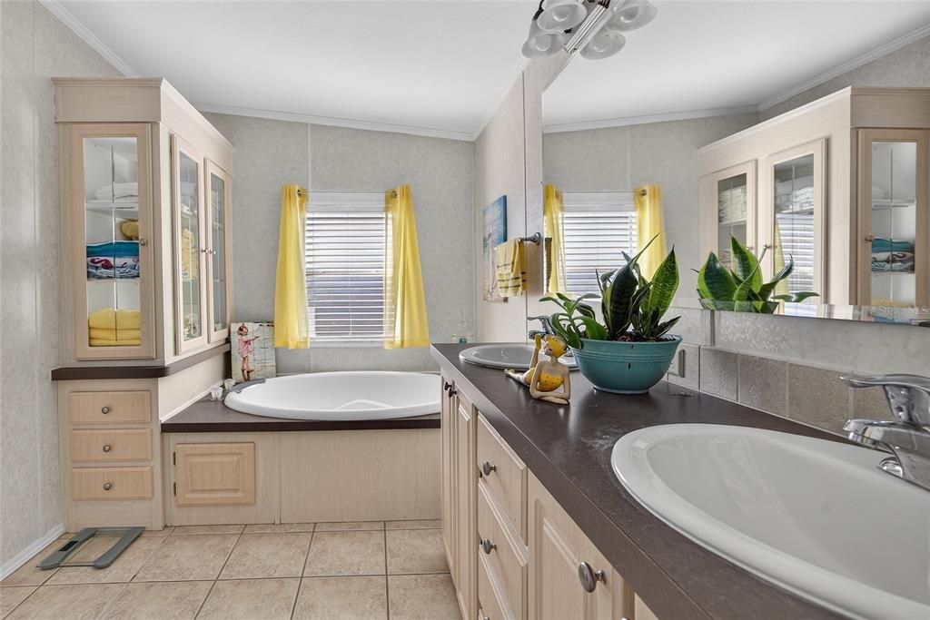 Active With Contract: $199,000 (2 beds, 2 baths, 1620 Square Feet)