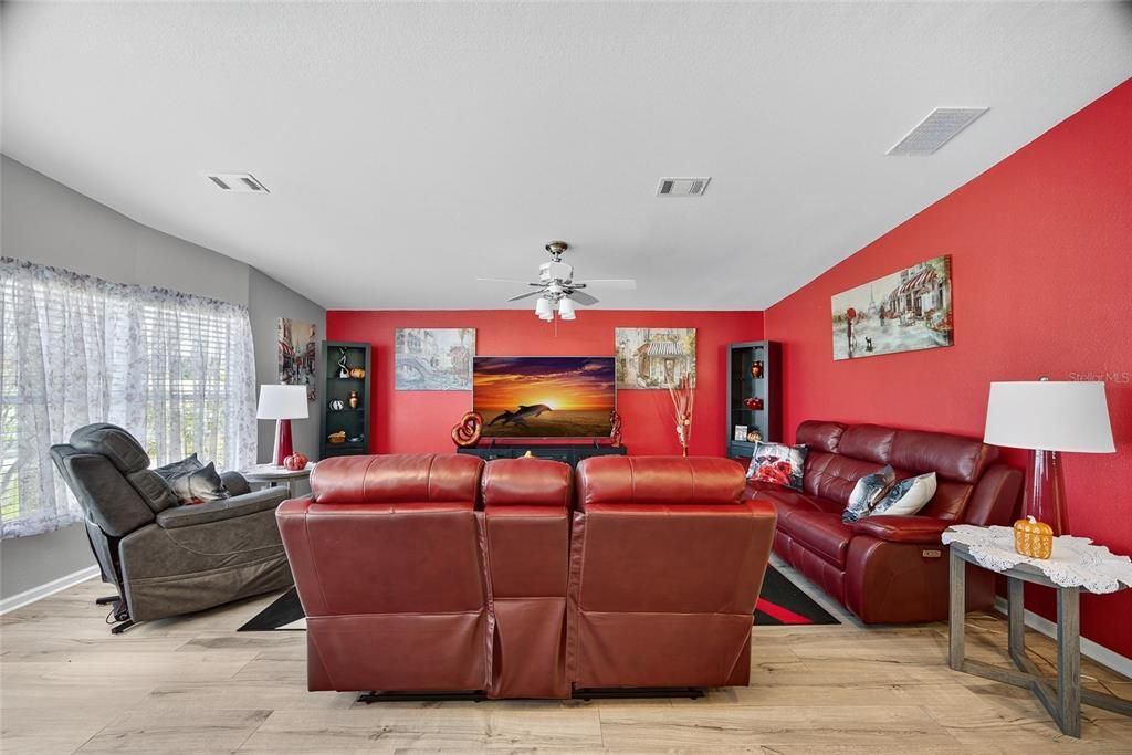 Active With Contract: $199,000 (2 beds, 2 baths, 1620 Square Feet)