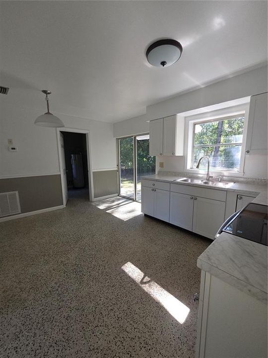 Active With Contract: $169,900 (2 beds, 2 baths, 945 Square Feet)