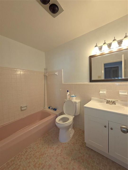 Active With Contract: $169,900 (2 beds, 2 baths, 945 Square Feet)