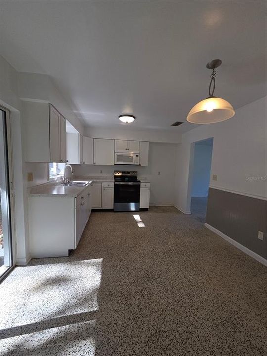 Active With Contract: $169,900 (2 beds, 2 baths, 945 Square Feet)
