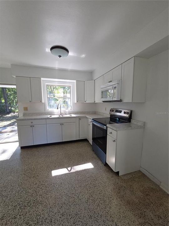 Active With Contract: $169,900 (2 beds, 2 baths, 945 Square Feet)