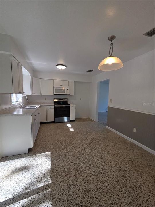 Active With Contract: $169,900 (2 beds, 2 baths, 945 Square Feet)