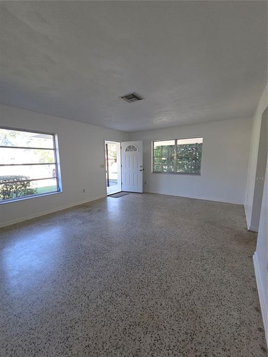 Active With Contract: $169,900 (2 beds, 2 baths, 945 Square Feet)