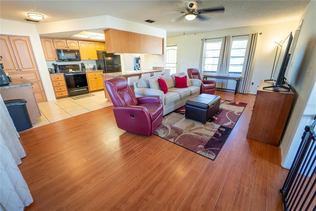 На продажу: $257,500 (2 спален, 2 ванн, 1059 Квадратных фут)