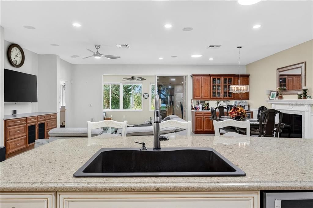 合同活跃: $640,000 (2 贝兹, 2 浴室, 1812 平方英尺)