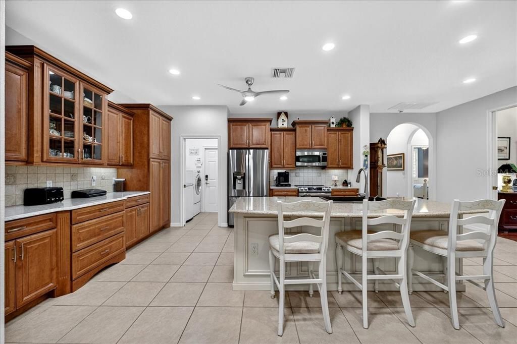 合同活跃: $640,000 (2 贝兹, 2 浴室, 1812 平方英尺)