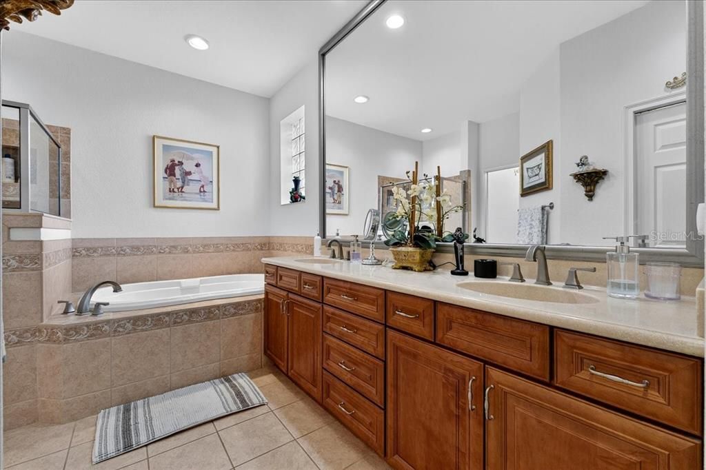 合同活跃: $640,000 (2 贝兹, 2 浴室, 1812 平方英尺)