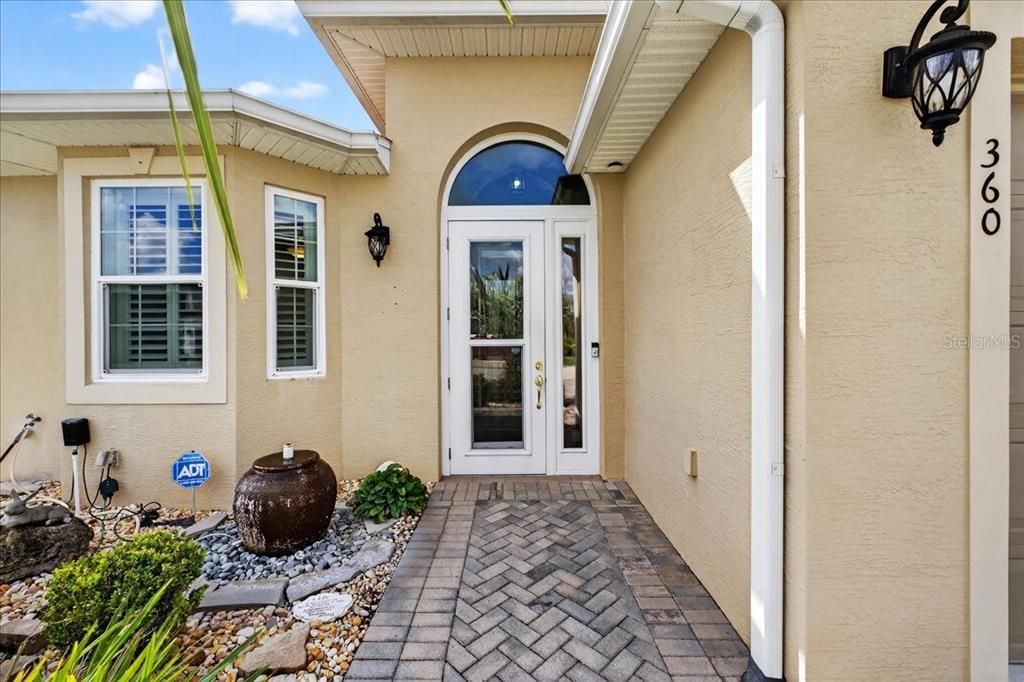 合同活跃: $640,000 (2 贝兹, 2 浴室, 1812 平方英尺)