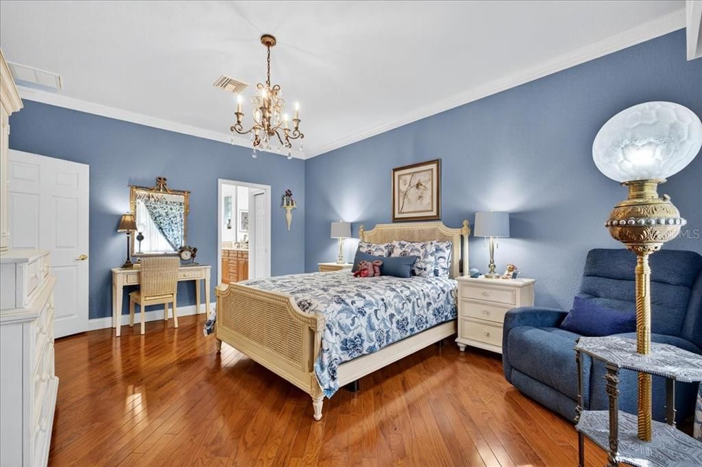 合同活跃: $640,000 (2 贝兹, 2 浴室, 1812 平方英尺)