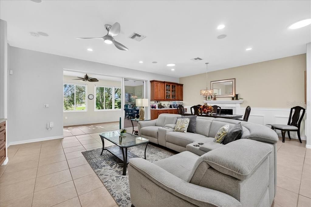 合同活跃: $640,000 (2 贝兹, 2 浴室, 1812 平方英尺)