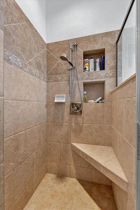 合同活跃: $640,000 (2 贝兹, 2 浴室, 1812 平方英尺)