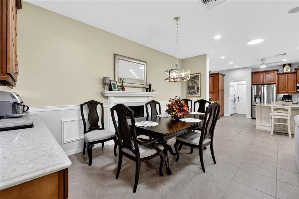 合同活跃: $640,000 (2 贝兹, 2 浴室, 1812 平方英尺)