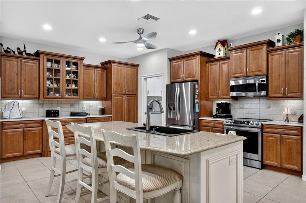 合同活跃: $640,000 (2 贝兹, 2 浴室, 1812 平方英尺)