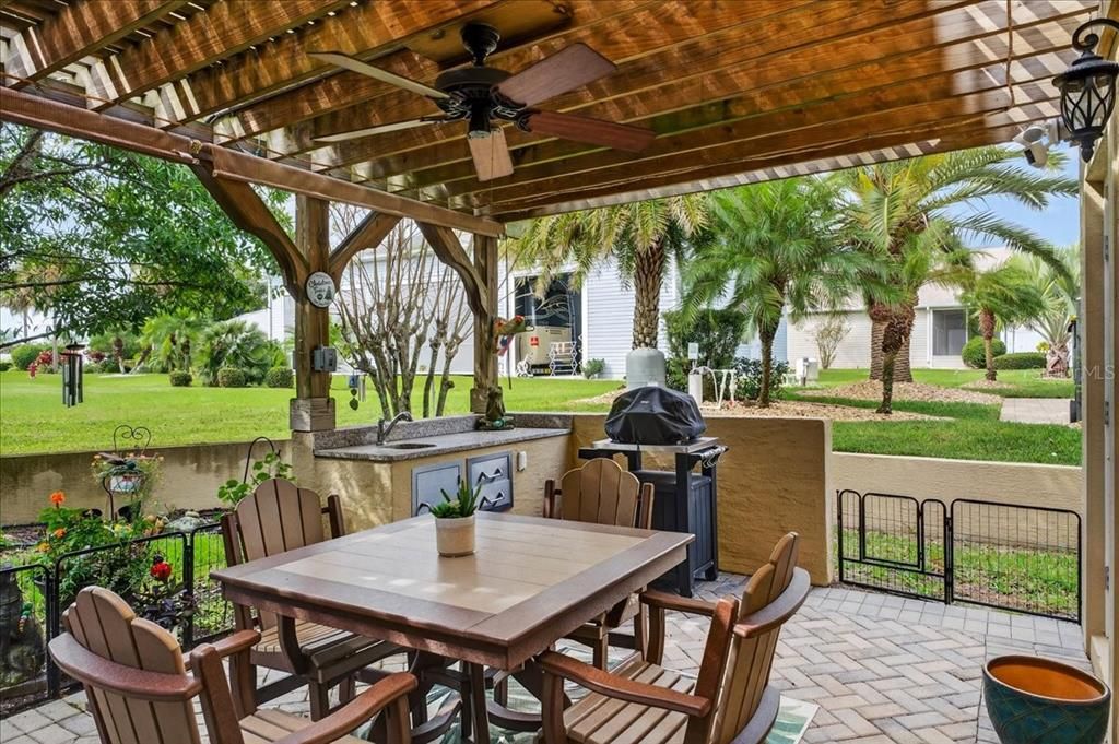 合同活跃: $640,000 (2 贝兹, 2 浴室, 1812 平方英尺)