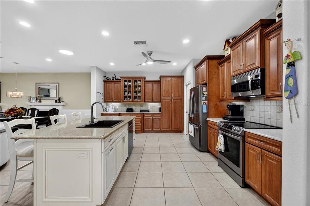 合同活跃: $640,000 (2 贝兹, 2 浴室, 1812 平方英尺)