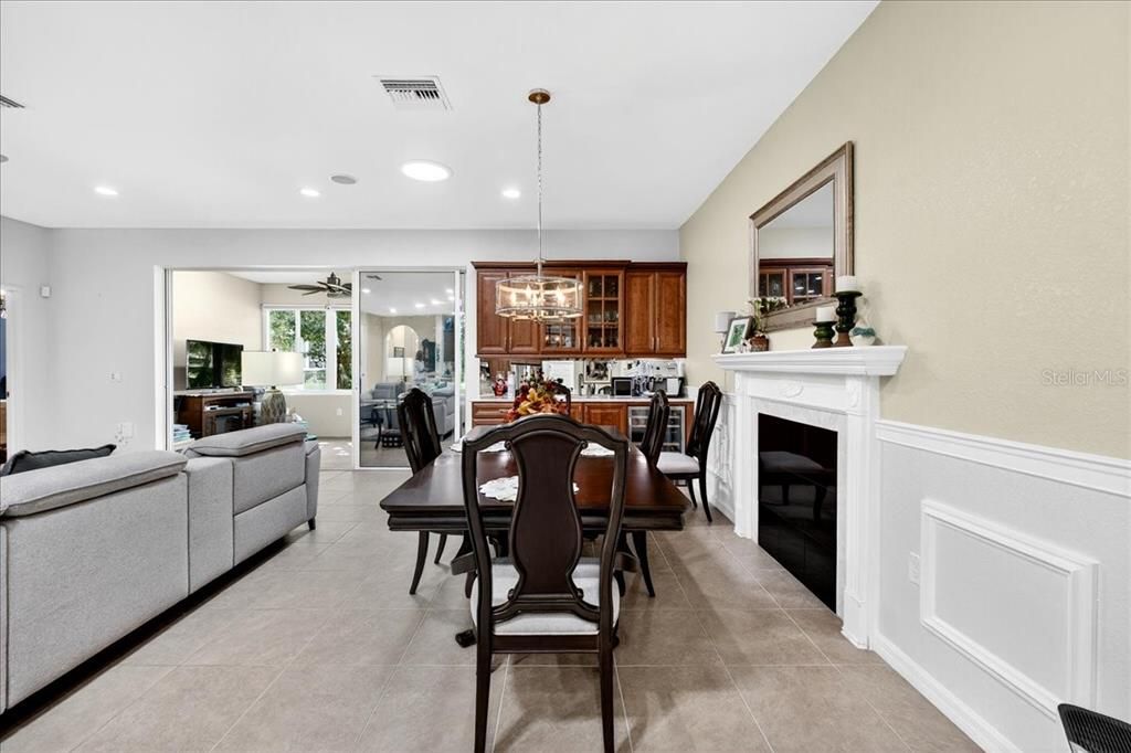 合同活跃: $640,000 (2 贝兹, 2 浴室, 1812 平方英尺)