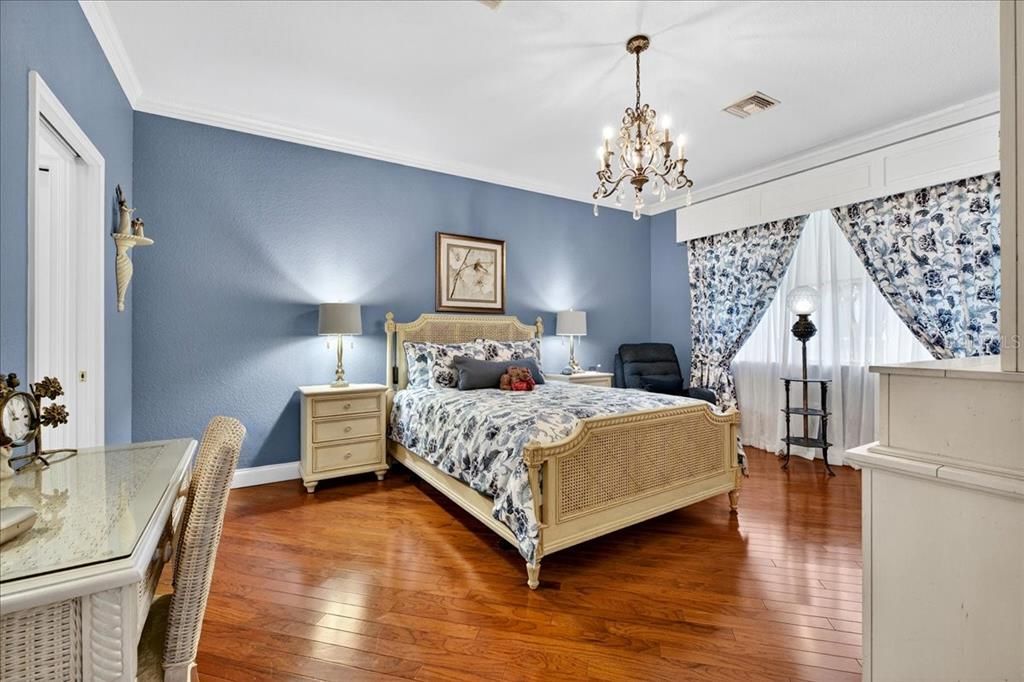 合同活跃: $640,000 (2 贝兹, 2 浴室, 1812 平方英尺)