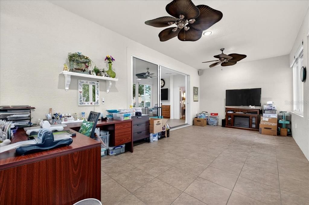 合同活跃: $640,000 (2 贝兹, 2 浴室, 1812 平方英尺)