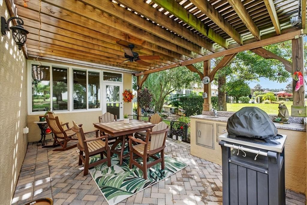 合同活跃: $640,000 (2 贝兹, 2 浴室, 1812 平方英尺)