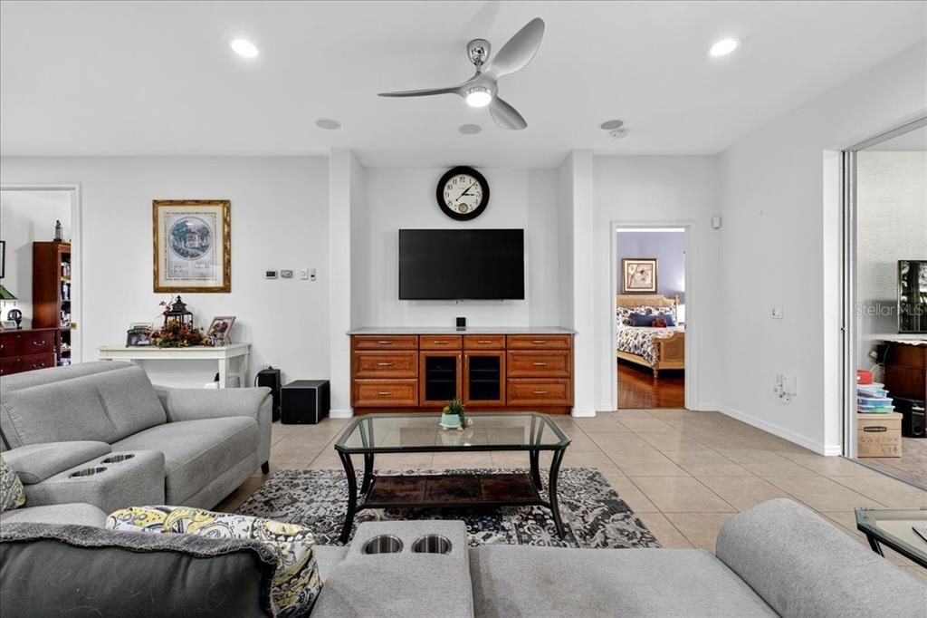 合同活跃: $640,000 (2 贝兹, 2 浴室, 1812 平方英尺)