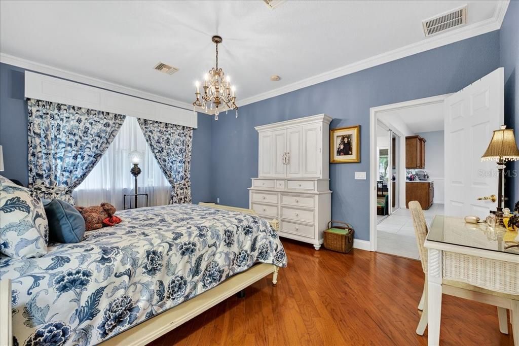 合同活跃: $640,000 (2 贝兹, 2 浴室, 1812 平方英尺)