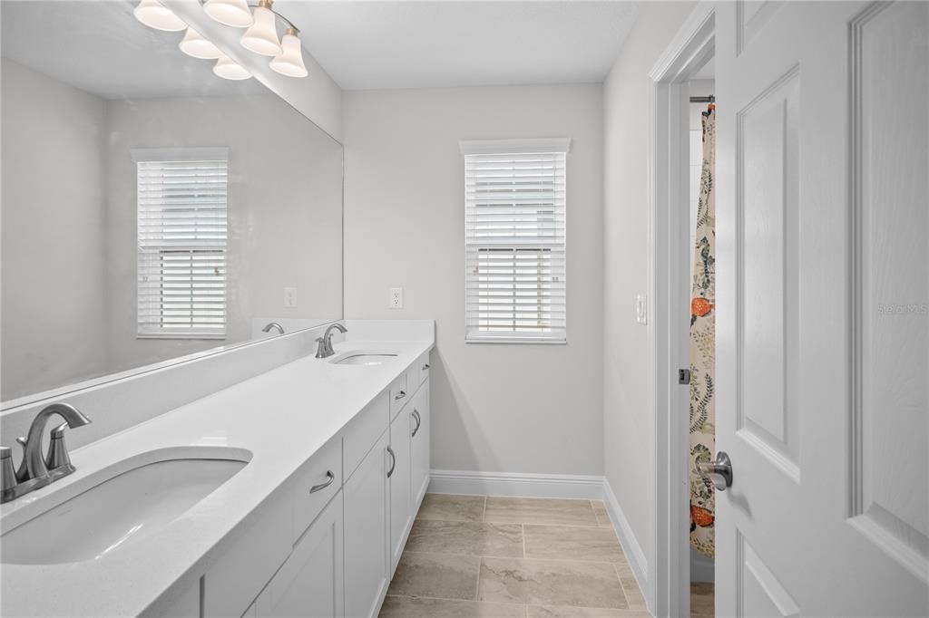 En Venta: $615,000 (5 camas, 3 baños, 3381 Pies cuadrados)