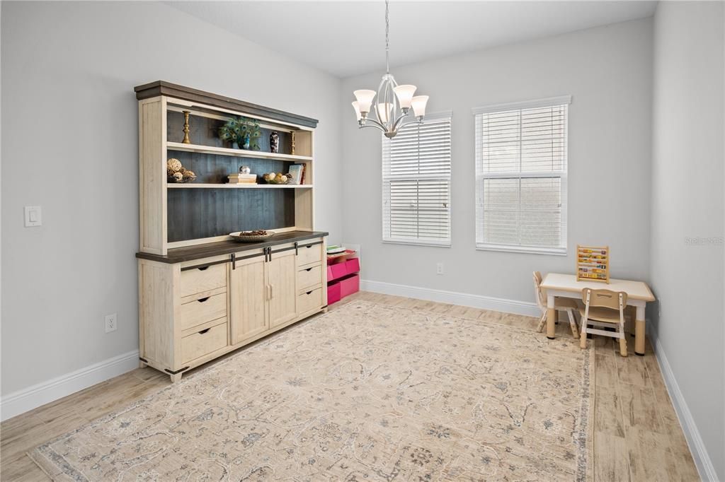 En Venta: $615,000 (5 camas, 3 baños, 3381 Pies cuadrados)