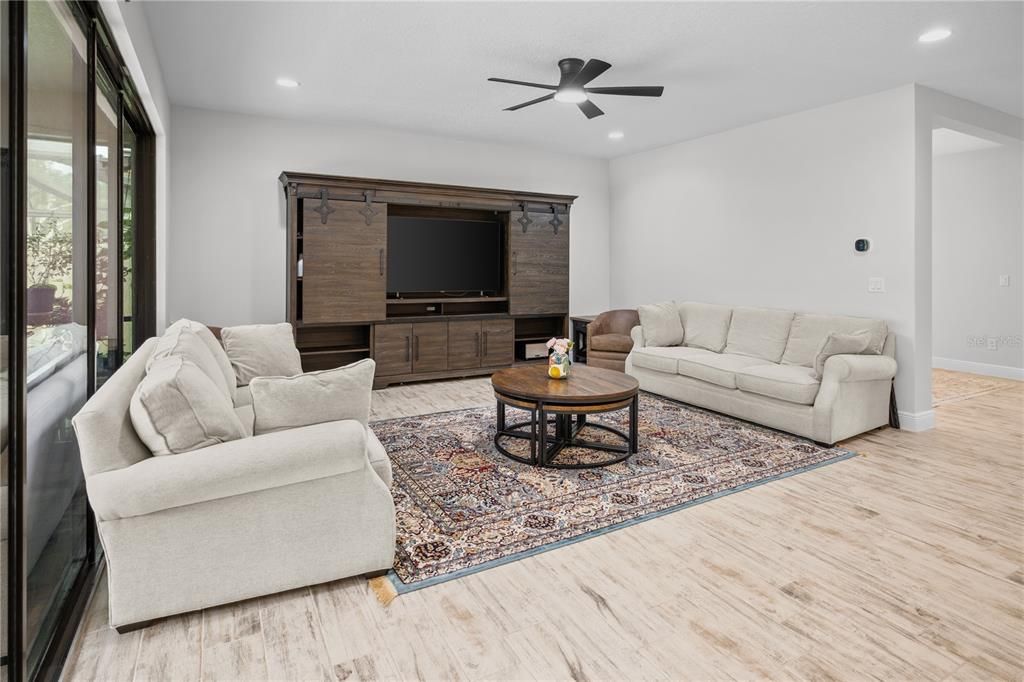 En Venta: $615,000 (5 camas, 3 baños, 3381 Pies cuadrados)