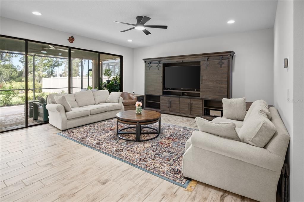 En Venta: $615,000 (5 camas, 3 baños, 3381 Pies cuadrados)