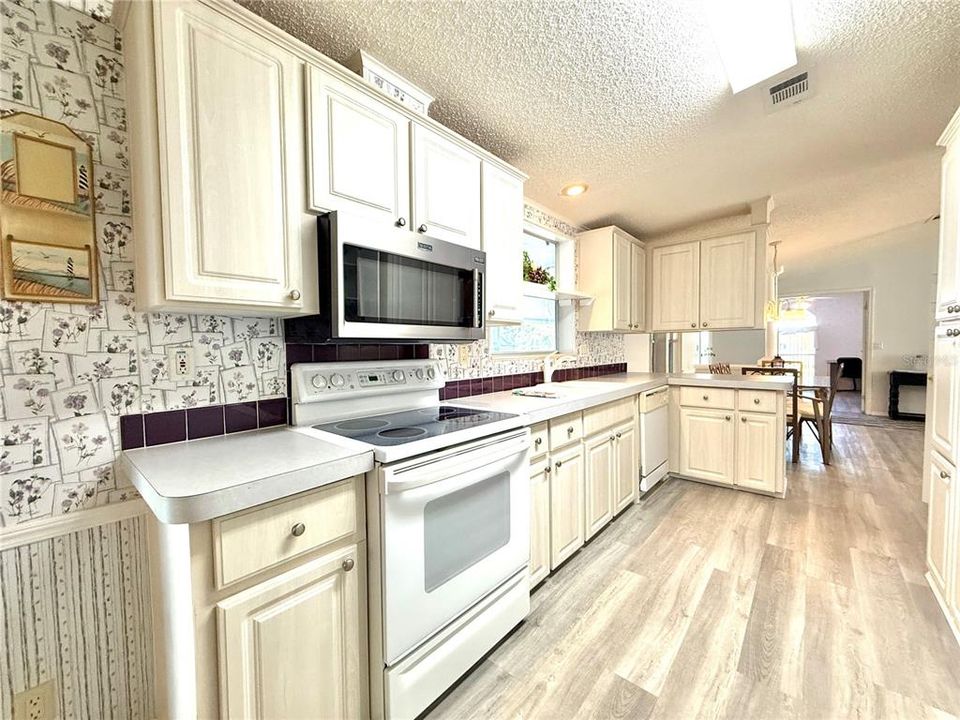 For Sale: $265,000 (2 beds, 2 baths, 1689 Square Feet)