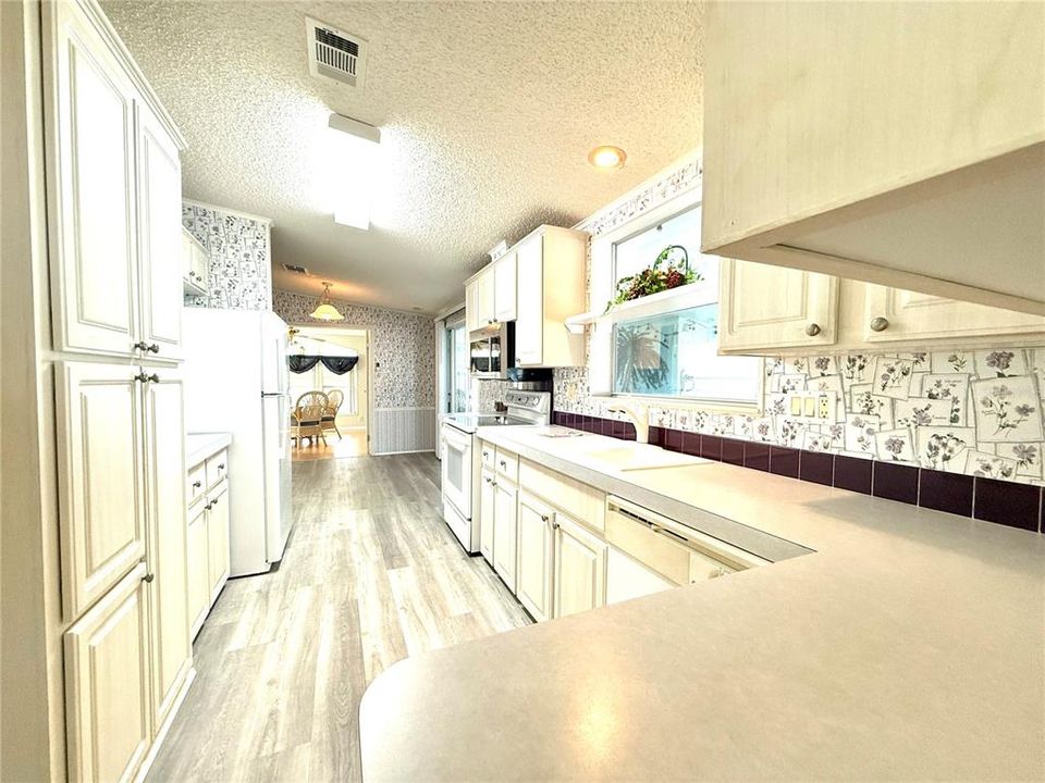 For Sale: $265,000 (2 beds, 2 baths, 1689 Square Feet)