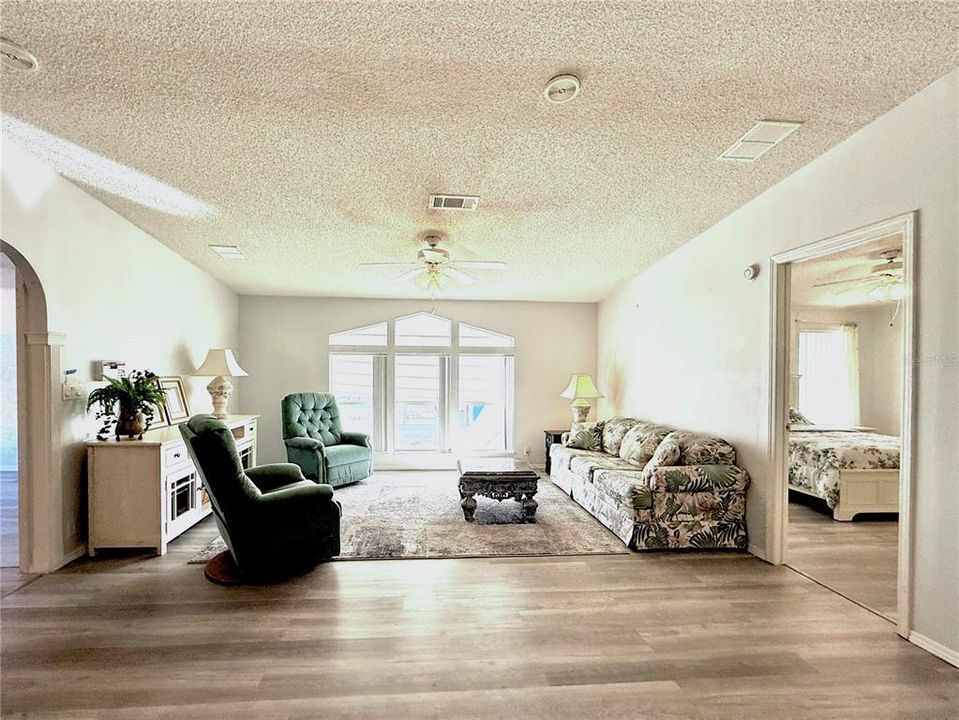 For Sale: $265,000 (2 beds, 2 baths, 1689 Square Feet)