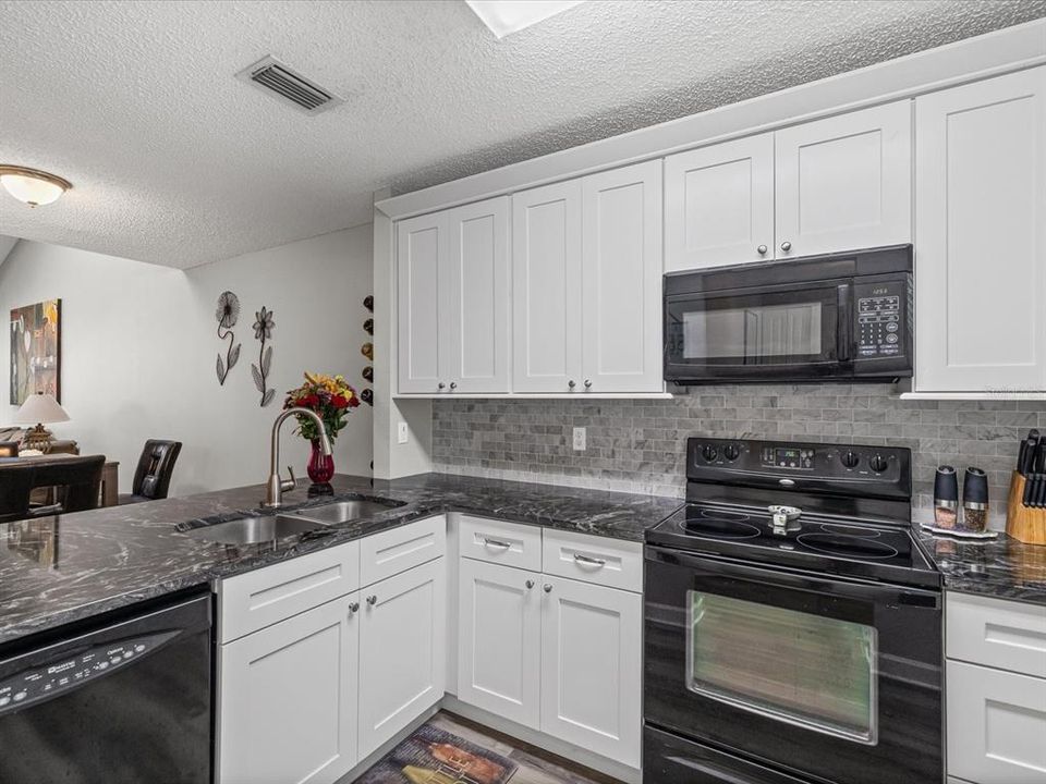 待售: $319,900 (2 贝兹, 2 浴室, 1411 平方英尺)