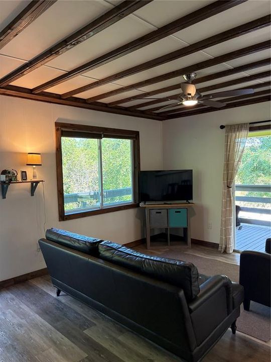 For Rent: $1,600 (2 beds, 1 baths, 864 Square Feet)